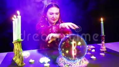 一个在魔法沙龙里的吉普赛人正在用水晶球进行魔法，泰铢的火号就是从水晶球中出现的